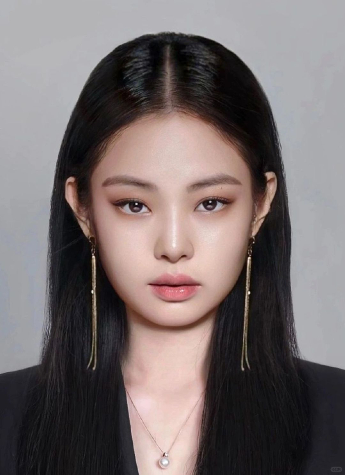 blackpink四位女神证件照lisa是不是p得有点过了快认不出了