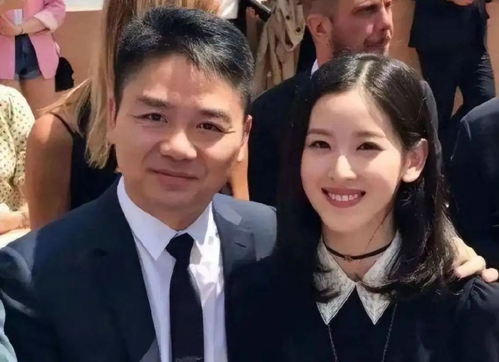 刘强东与初恋罕见同框!女方成熟知性大方,站一起比奶茶更像夫妻