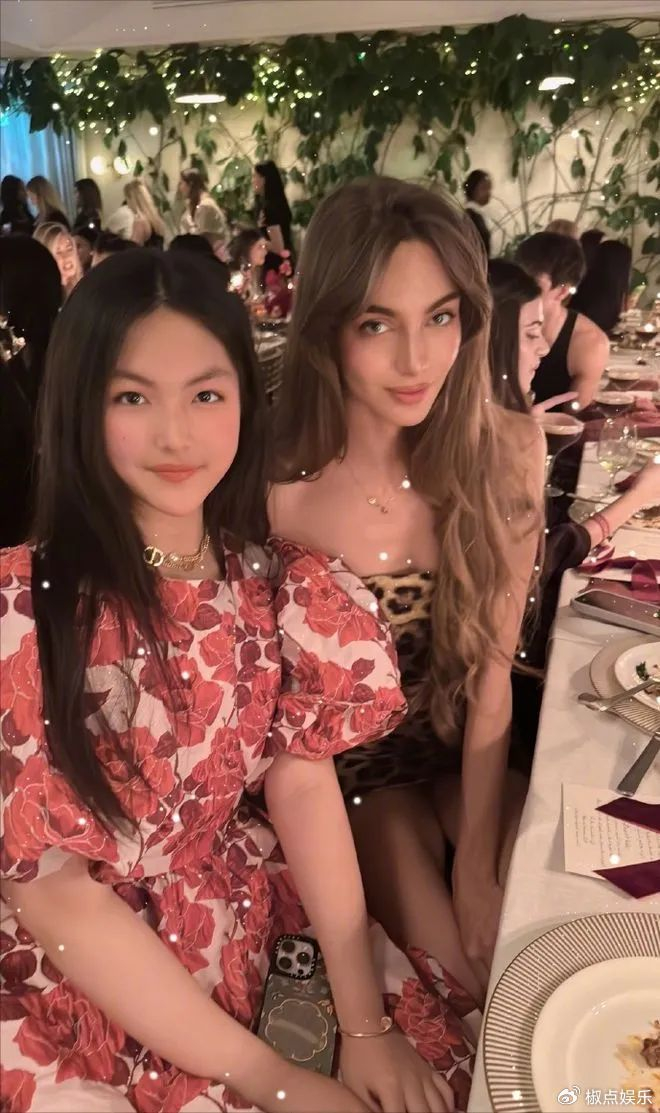 王诗龄成迪奥代言人!戴5.5w手镯出席晚宴,和高层合影亲如母女!