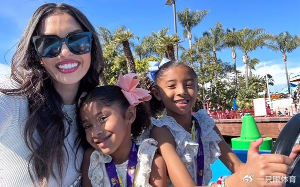 瓦妮莎晒近照独自带2女儿逛迪士尼重返青春秀苗纤细身材