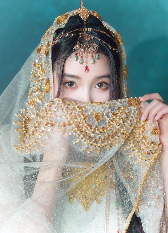 再现西域公主造型,动静之间充满故事感,又get到了@关晓彤 的古装造型