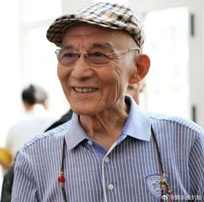 85岁时游本昌曾肱骨骨折他术后打着绷带上台演出