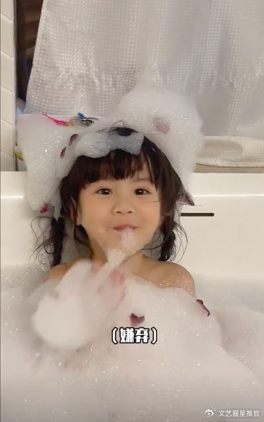 百万网红为流量晒幼女洗澡视频,幼女还要敷面膜,化妆做气质女人