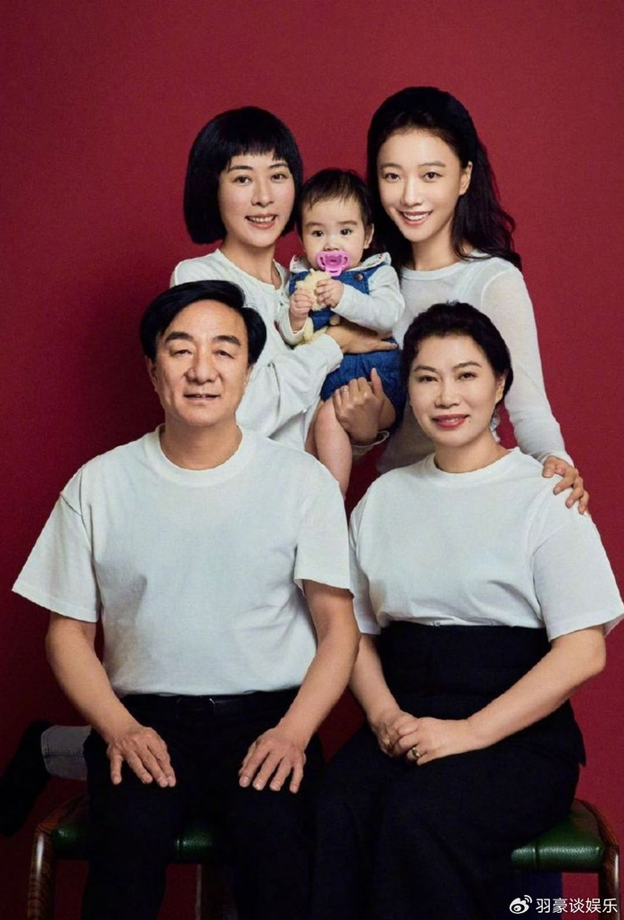 王珞丹晒一家四口旧照,与妈妈似姐妹花,一家四口都是高颜值 !|家庭|母亲|时光|家人|岁月_新浪新闻