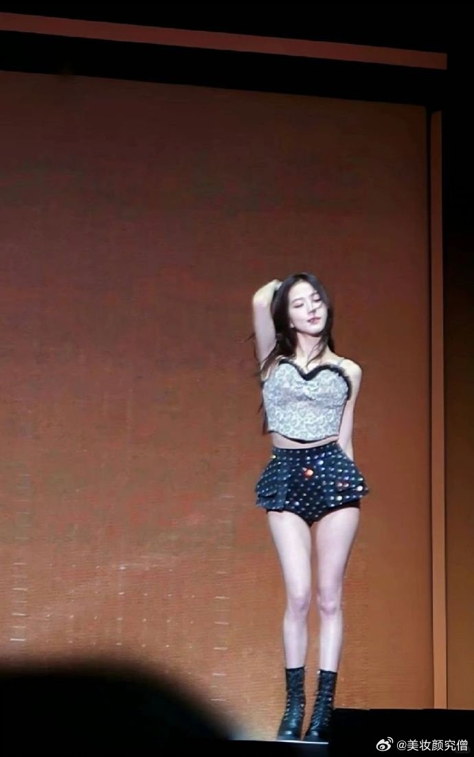 原来这就是所谓的酒杯腿金智秀的腿部线条非常迷人