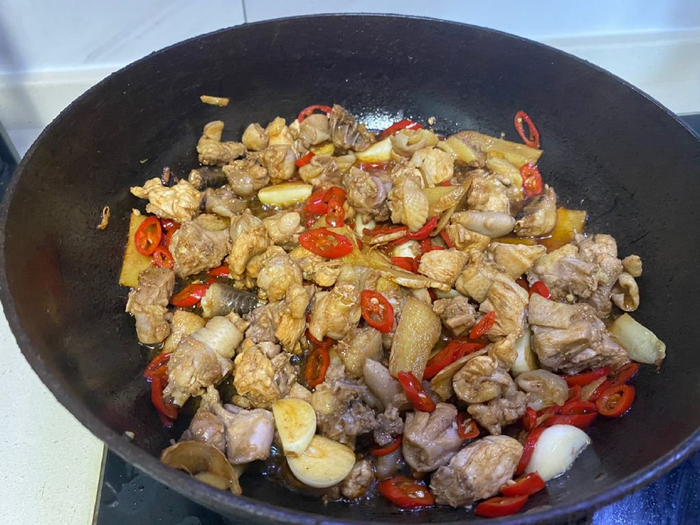 茶香四溢,鸡肉鲜美:品味正宗茶油炒土鸡的独特魅力|茶油|土鸡|鸡块