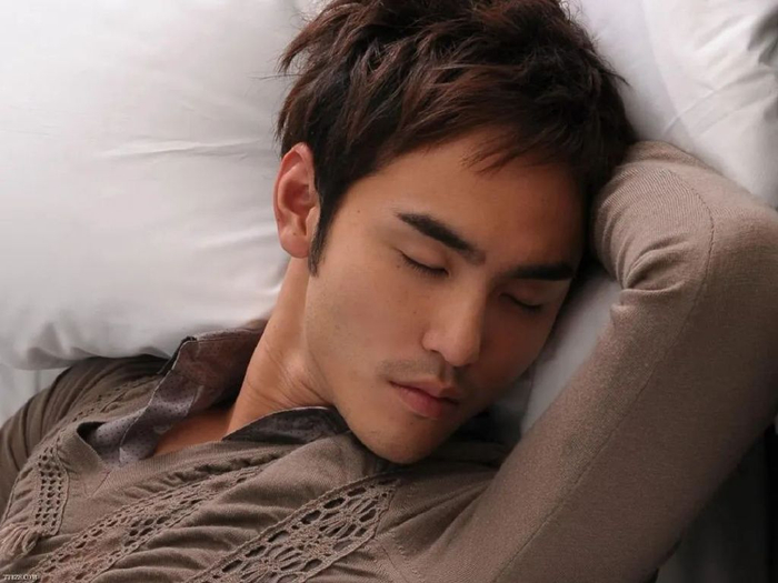 明道身高一米八,长相帅气,是最早的霸总标杆,微微上扬的嘴角是明道的