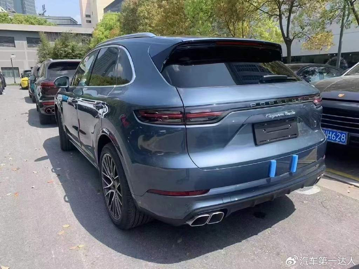 保时捷卡宴turbo奇缺比斯开蓝金属漆搭配双拼内饰