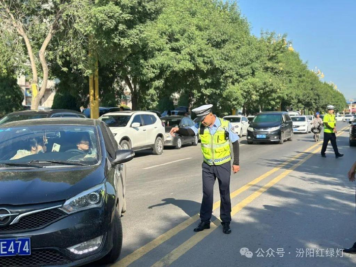 汾阳交警为"2024年山西省61公路轮滑半程马拉松赛事