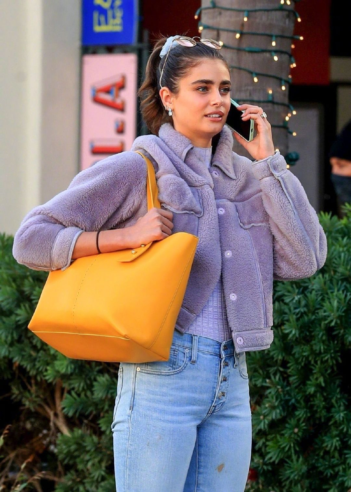 当地时间1月5日,taylor hill 现身 beverly hills 的街拍__财经头条