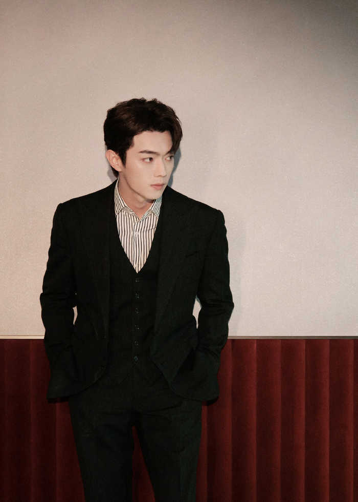 许凯最新写真大片条纹衬衫77黑色西装绅士soso好帅啊