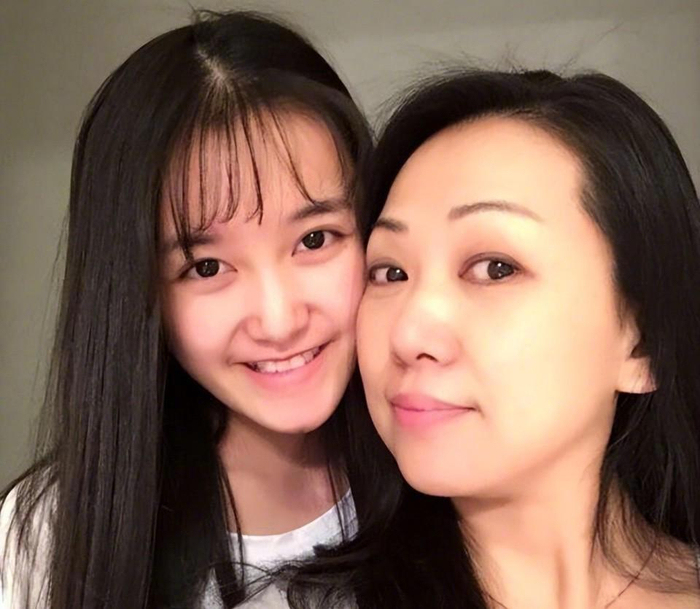 很多网友第一次关注蒋依依,是因为她接替赵露思演了亡国公主的角色.