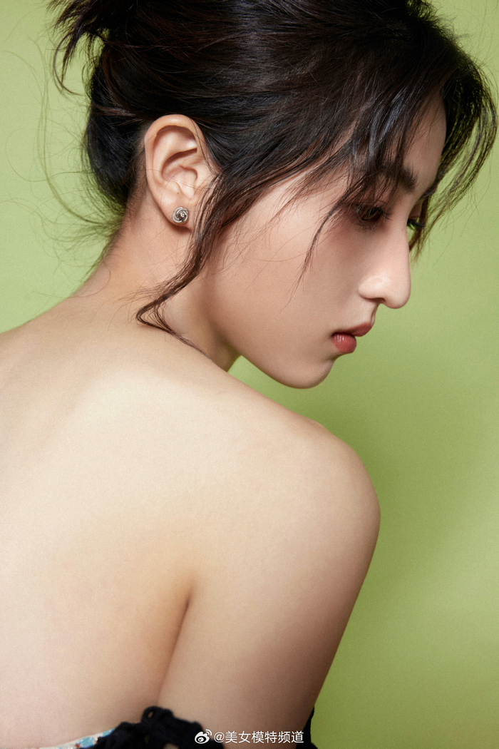 张子枫深露背黑白格调纱裙