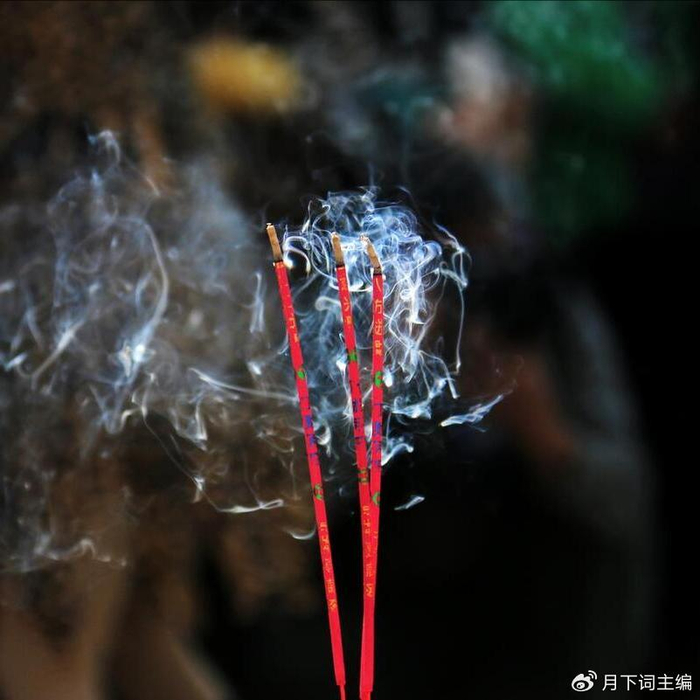 烧香拜佛时,为什么只上3根?正确上香方式,很有讲究,少有人知