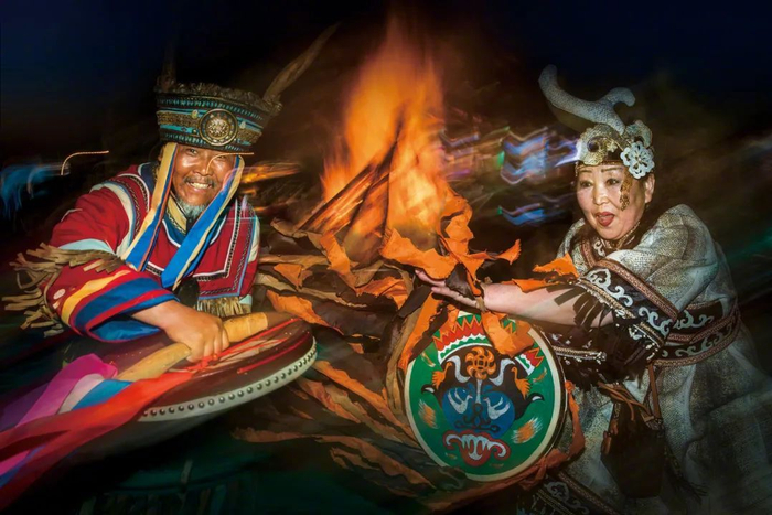 年 7 月 3 日,黑龙江抚远,乌日贡篝火晚会上,人们表演萨满舞和鹿神舞