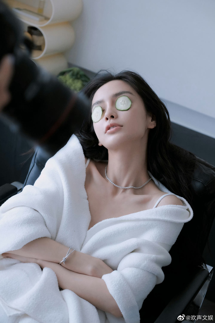 baby这状态也太好了吧怼脸镜头下皮肤都在透光啊好嫩的皮肤啊