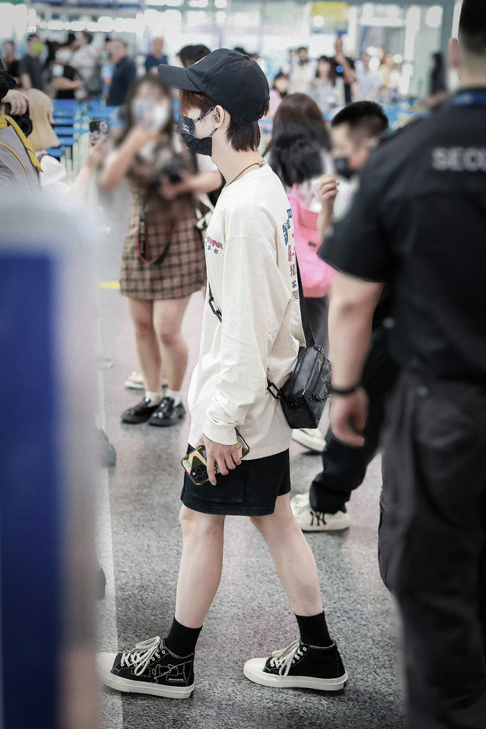 贺峻霖机场出发路透 白t➕短裤造型,干净清爽的帅哥啊!