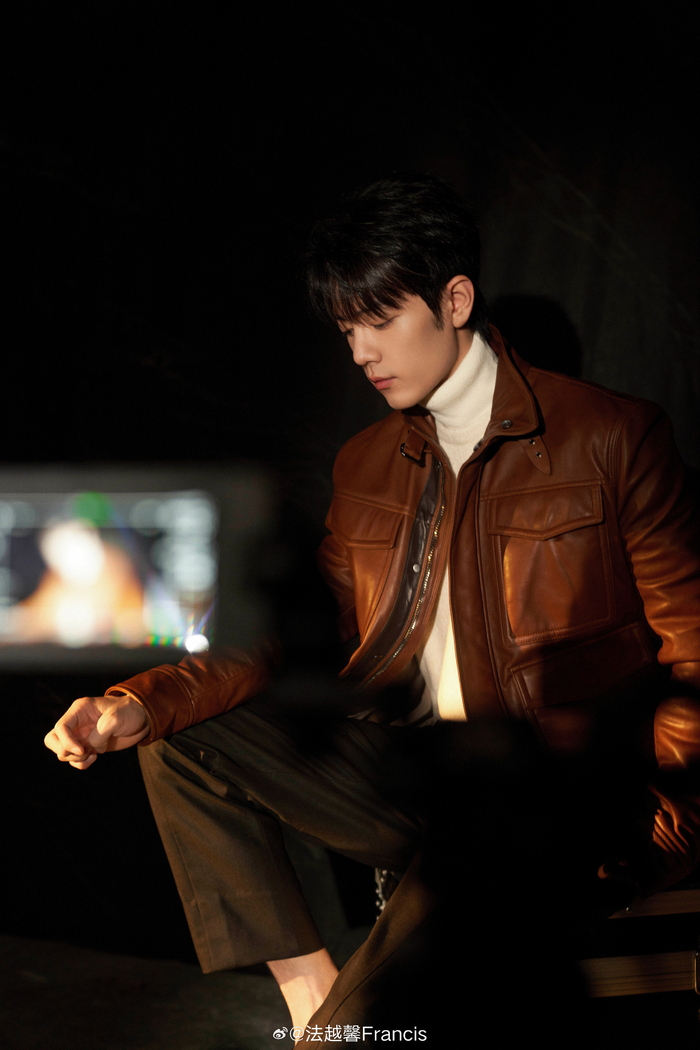 法越馨晒拍的肖战棕色皮衣白色高领氛围感十足好有质感
