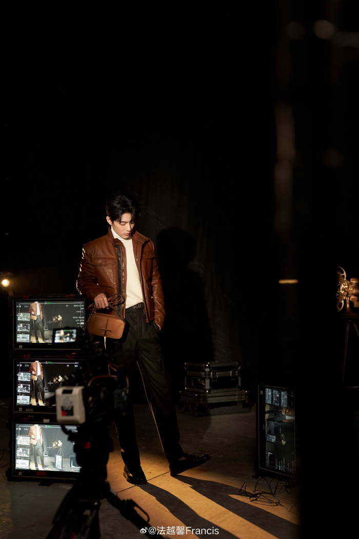 法越馨晒拍的肖战棕色皮衣白色高领氛围感十足好有质感