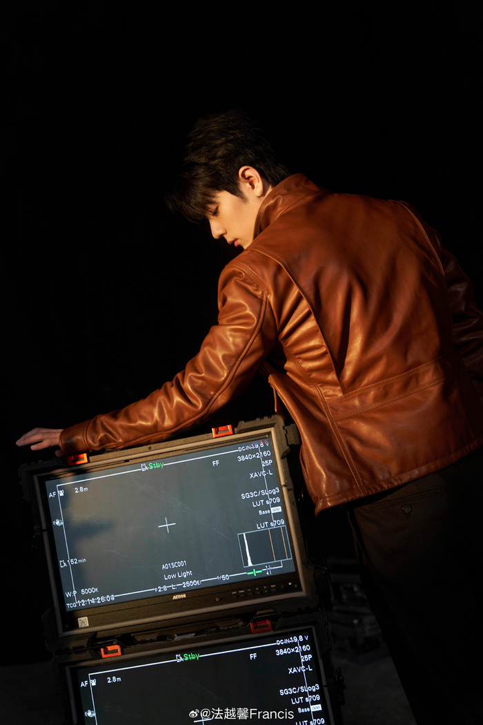 法越馨晒拍的肖战棕色皮衣白色高领氛围感十足好有质感