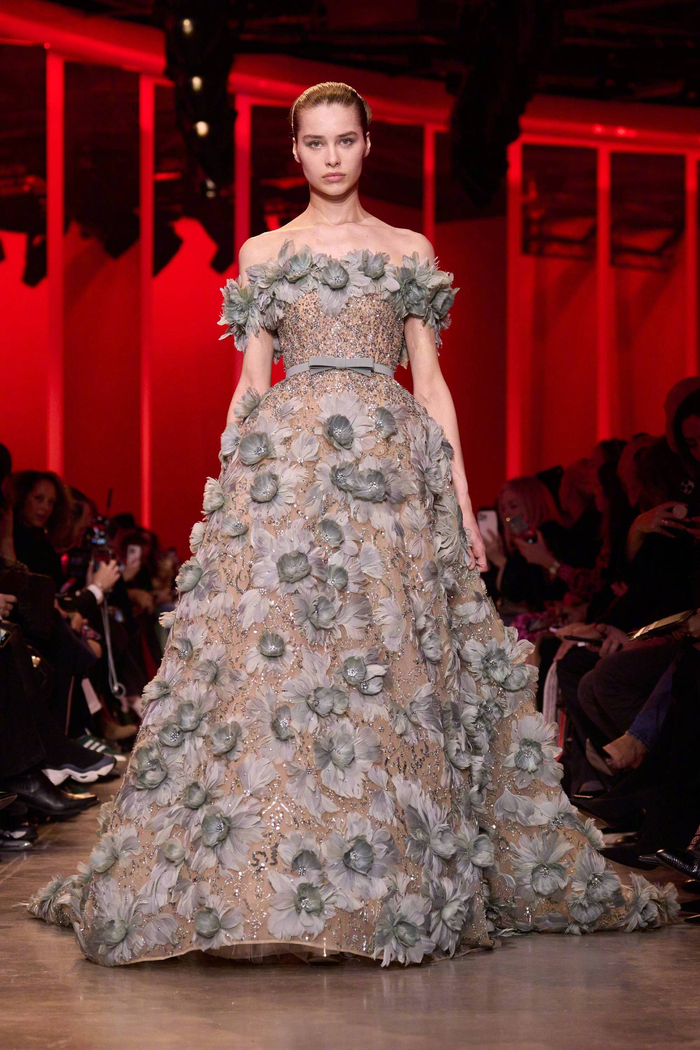 关晓彤造型图上身演绎eliesaab2024春夏高定这是花仙子和美人鱼的合体