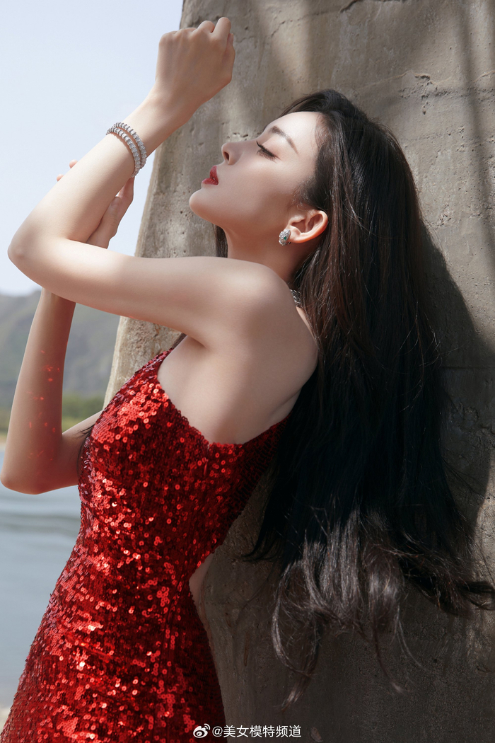 古力娜扎红艳夺目明朗绚烂