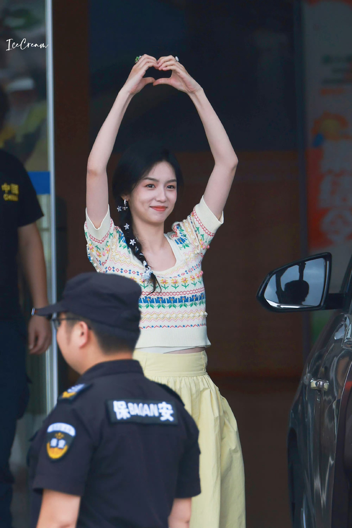 周也侧边麻花辫造型好美