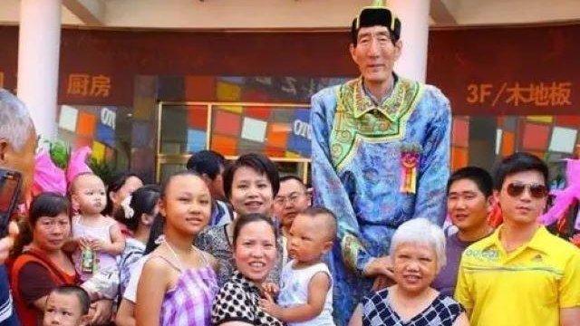 中国第一巨人鲍喜顺：不听医生劝告非要生子，现在儿子长到多高？