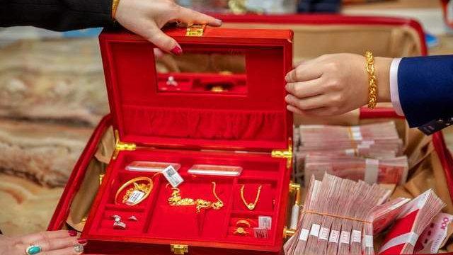 成年人结婚该不该要彩礼、房、车？