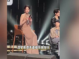 沈梦辰歌手直播冷到发抖，穿挂脖裙强撑太尴尬，工作人员连忙递上外套
