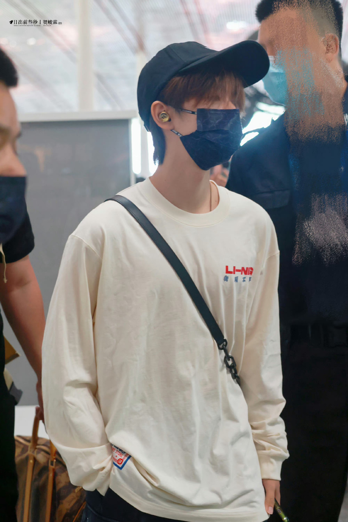 贺峻霖机场出发路透白t77短裤造型干净清爽的帅哥啊