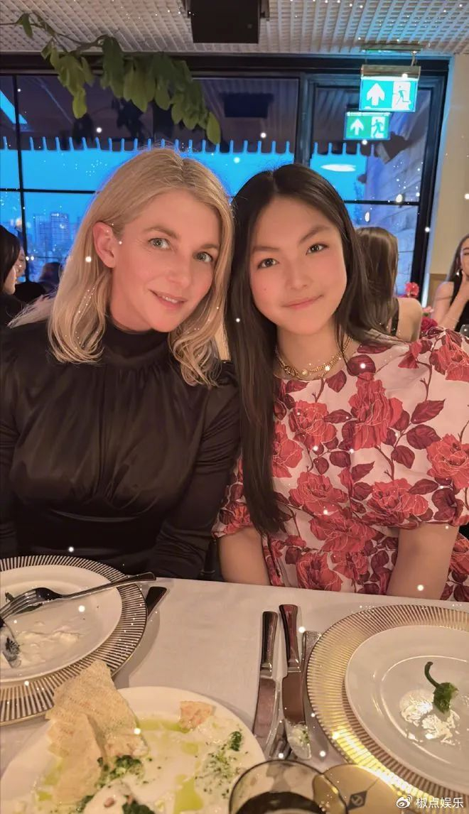 王诗龄成迪奥代言人!戴5.5w手镯出席晚宴,和高层合影亲如母女!