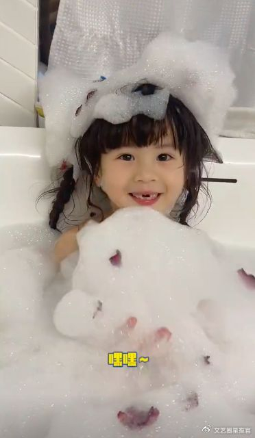 百万网红为流量晒幼女洗澡视频,幼女还要敷面膜,化妆做气质女人