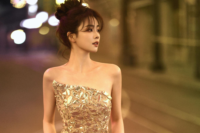 金色斜肩礼服好漂亮!|白鹿|爱奇艺_新浪新闻