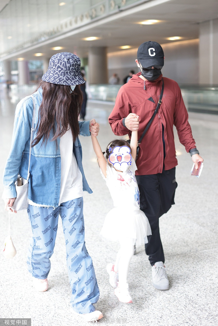 16日郑恺苗苗vivi牵着女儿一起走机场女儿活泼又可爱