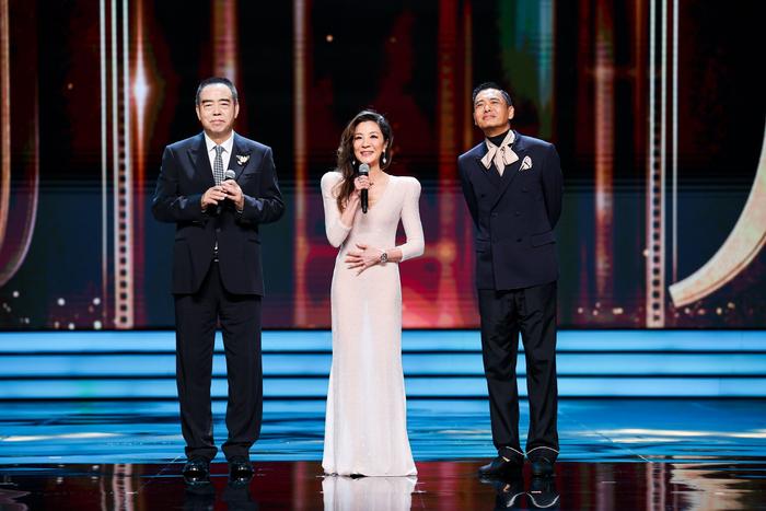 6月9日晚,第25届上海国际电影节金爵盛典现场,周润发,杨紫琼和陈凯歌