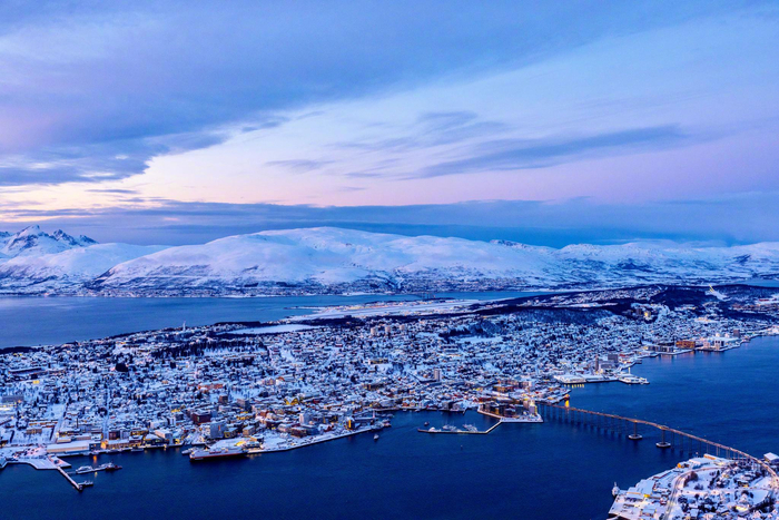 挪威特罗姆瑟观景台原来在北极圈在日落和日出前极短的时间