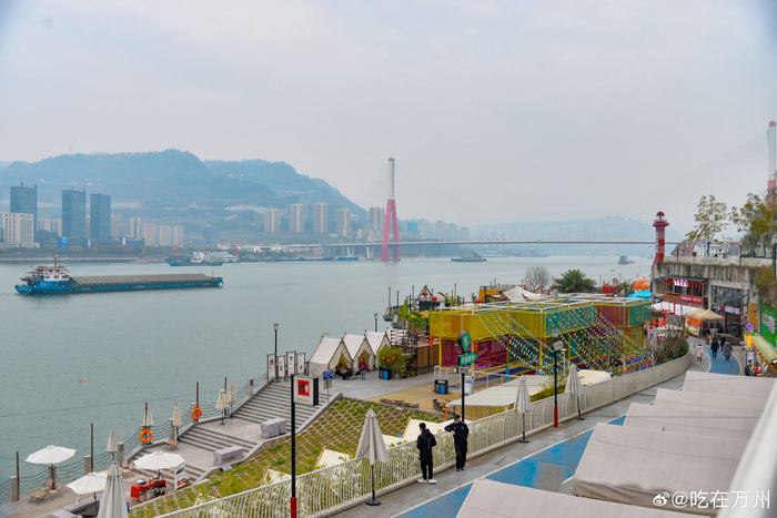 冬日下的万州公园里滨江路上处处是别样的风景
