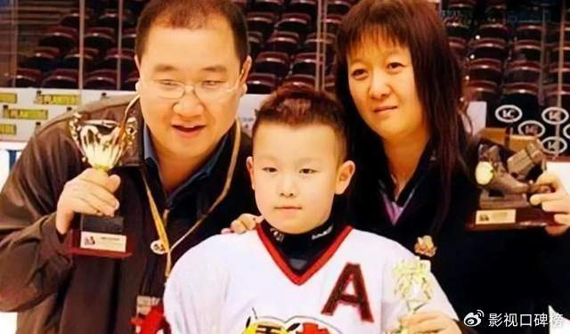 巴图庆祝结婚10周年甜蜜表白,宋丹丹笑开花,爸爸英达被嘲讽