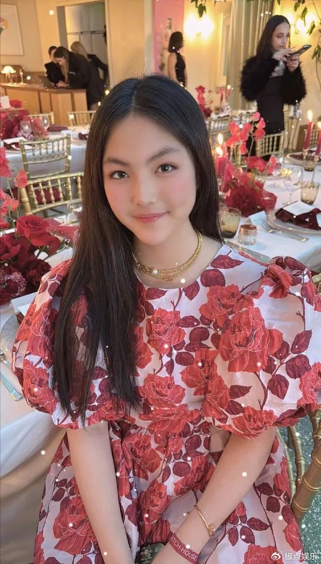 王诗龄成迪奥代言人!戴5.5w手镯出席晚宴,和高层合影亲如母女!