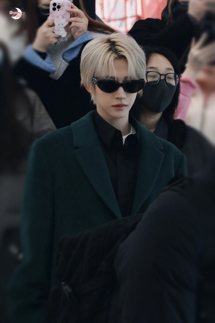 刘宇结束时装周行程回国咯,机场路透一身绿色大衣搭配墨镜……__财经
