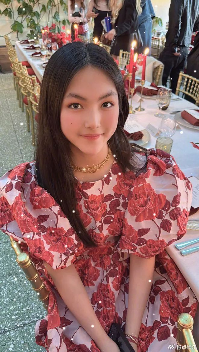 王诗龄成迪奥代言人!戴5.5w手镯出席晚宴,和高层合影亲如母女!