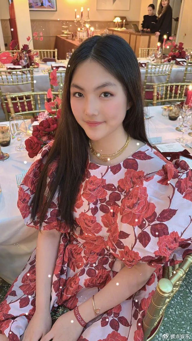 王诗龄成迪奥代言人!戴5.5w手镯出席晚宴,和高层合影亲如母女!