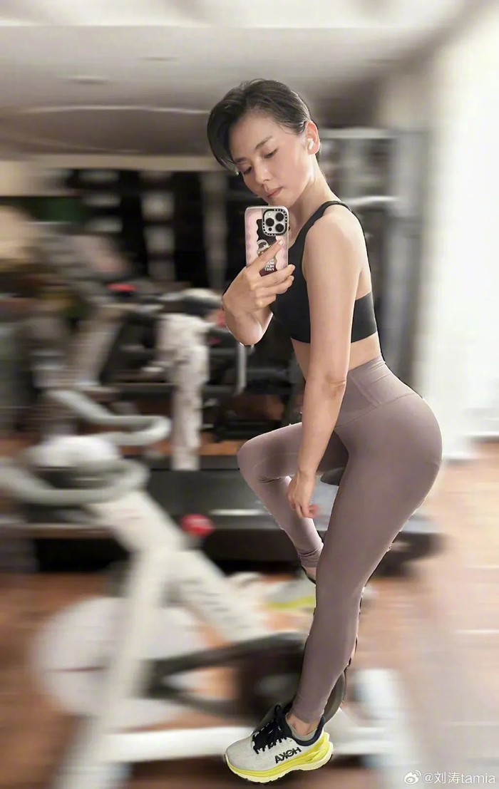 45岁刘涛秀翘臀马甲线:唯有运动,能逆转人生时钟|健身|刘涛|饮食_新浪