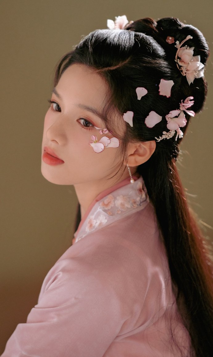 张婧仪白眼线粉色花瓣妆我看看是谁还没有去看惜花芷