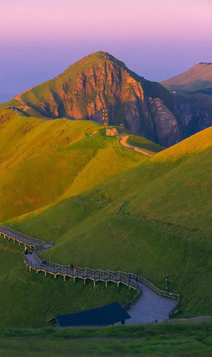 夏天的武功山,是波浪一般的天堂草甸,在巨大的天空之上绵延蜿蜒