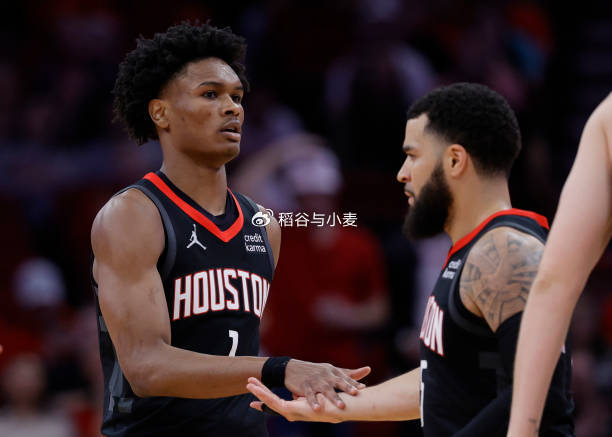 本场比赛中,火箭的先发侧翼新秀阿门-汤普森(amen thompson)依然有着