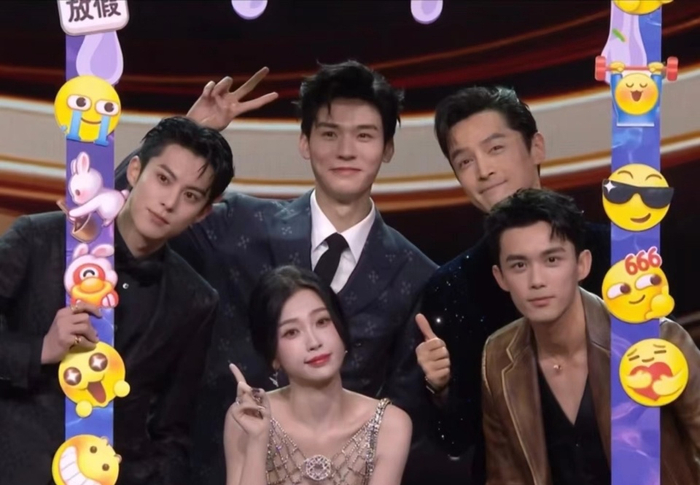 网友锐评吴磊王鹤棣同框合照,猴子本能,一人抱一根柱子