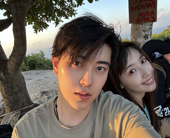 24岁秦牛正威官宣和孔语浩订婚,求婚钻石好大,曾与吴亦凡闹绯闻|新疆