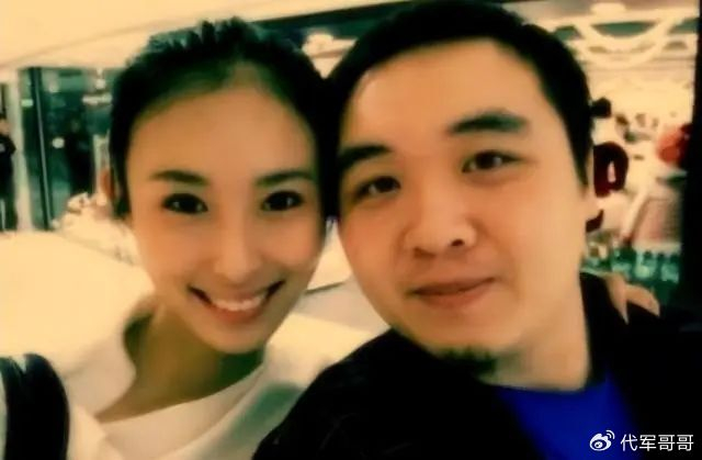 凝望着眼前这只善解人意的"小精灵",杨迪的内心深处充满了对她未来